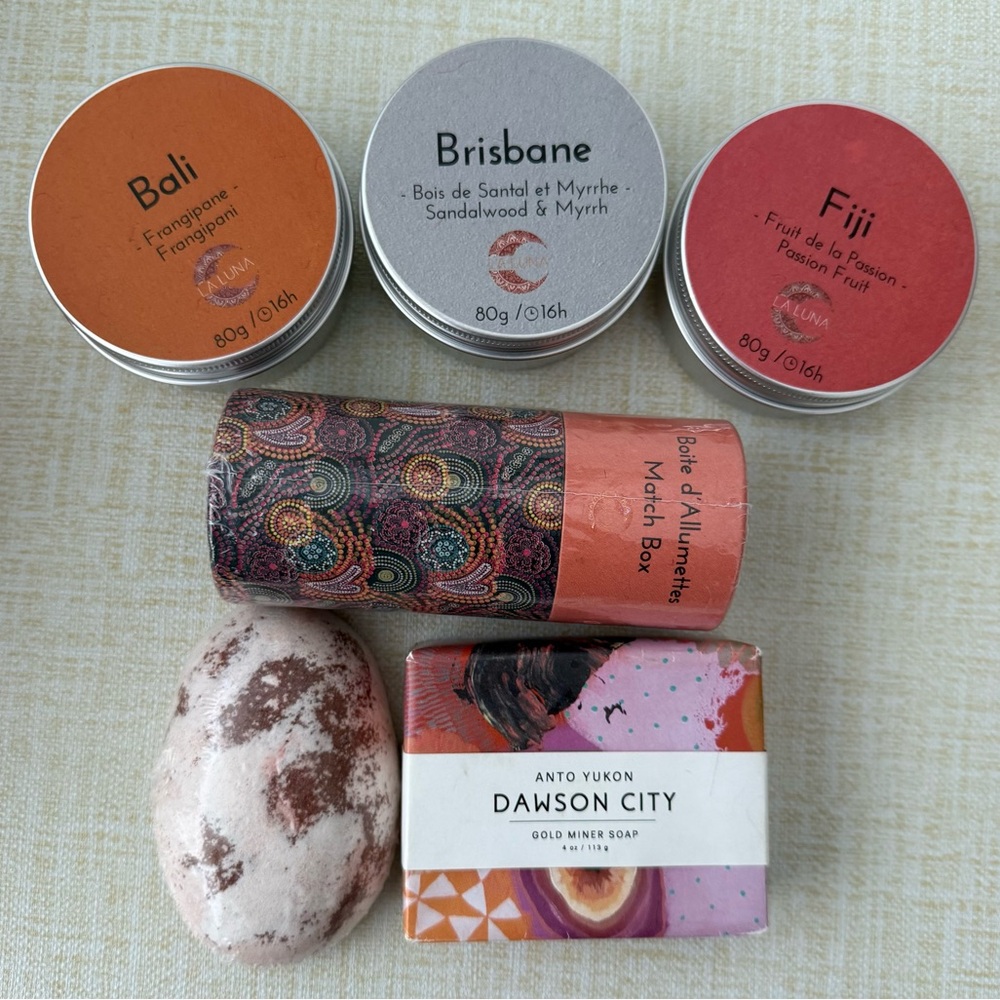 Spa day gift set of 7 with 3 candles, bath bomb, luxury soap, matchbox and card